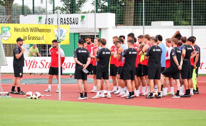 07.08.2026, Deutschland, Grassau, Fußball Bundesliga, Saison 2026 2027, Trainingslager VfB Stuttgart, VfB Trainer Sebastian Hoeneß an der Tafel, rechts die Mannschaft