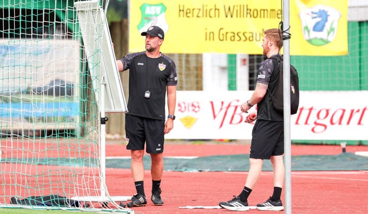 07.08.2026, Deutschland, Grassau, Fußball Bundesliga, Saison 2026 2027, Trainingslager VfB Stuttgart, VfB Trainer Sebastian Hoeneß an der Tafel