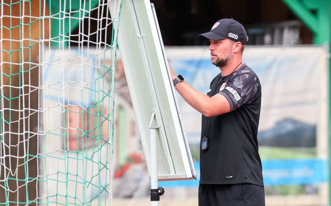 07.08.2026, Deutschland, Grassau, Fußball Bundesliga, Saison 2026 2027, Trainingslager VfB Stuttgart, VfB Trainer Sebastian Hoeneß an der Tafel