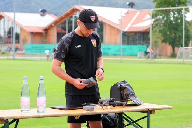 07.08.2026, Deutschland, Grassau, Fußball Bundesliga, Saison 2026 2027, Trainingslager VfB Stuttgart, Jasper Smets mit der VfB Drohne