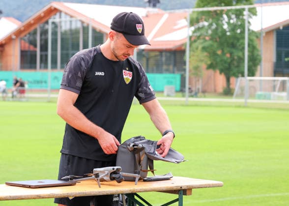 07.08.2026, Deutschland, Grassau, Fußball Bundesliga, Saison 2026 2027, Trainingslager VfB Stuttgart, Jasper Smets mit der VfB Drohne