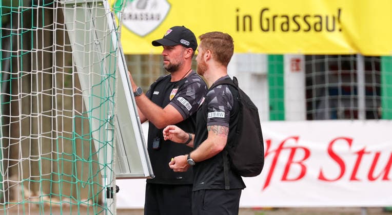 07.08.2026, Deutschland, Grassau, Fußball Bundesliga, Saison 2026 2027, Trainingslager VfB Stuttgart, VfB Trainer Sebastian Hoeneß an der Tafel, rechts Marcus Fregin