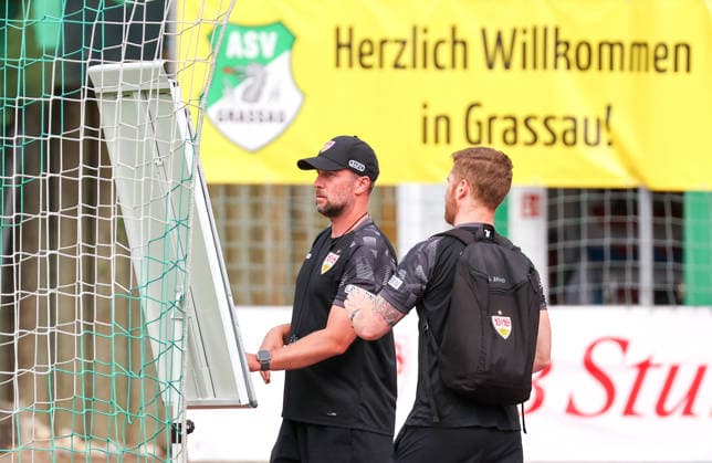 07.08.2026, Deutschland, Grassau, Fußball Bundesliga, Saison 2026 2027, Trainingslager VfB Stuttgart, VfB Trainer Sebastian Hoeneß an der Tafel, rechts Marcus Fregin