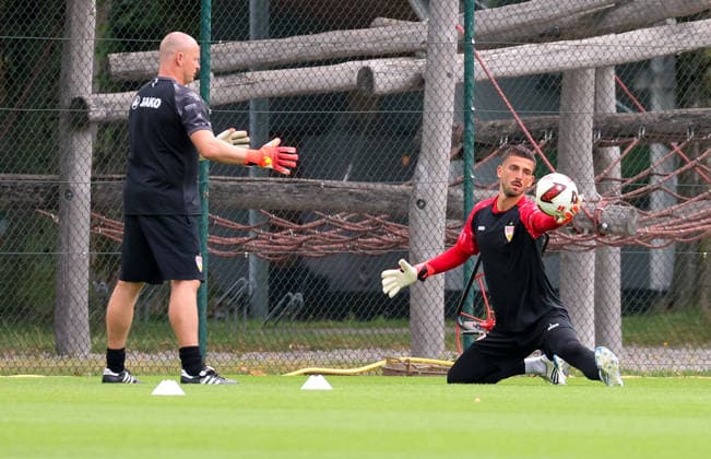 07.08.2026, Deutschland, Grassau, Fußball Bundesliga, Saison 2026 2027, Trainingslager VfB Stuttgart, v.l. Kai Rabe, Fabian Bredlow
