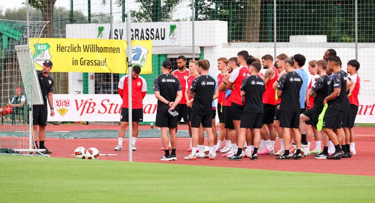 07.08.2026, Deutschland, Grassau, Fußball Bundesliga, Saison 2026 2027, Trainingslager VfB Stuttgart, VfB Trainer Sebastian Hoeneß an der Tafel, rechts die Mannschaft