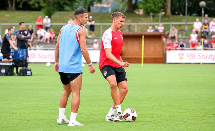 07.08.2026, Deutschland, Grassau, Fußball Bundesliga, Saison 2026 2027, Trainingslager VfB Stuttgart, v.l. Badredine Bouanani, Grischa Prömel