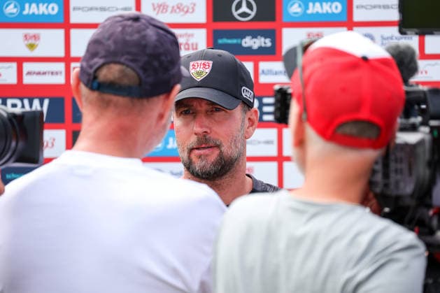 07.08.2026, Deutschland, Grassau, Fußball Bundesliga, Saison 2026 2027, Trainingslager VfB Stuttgart, VfB Trainer Sebastian Hoeneß im Interview