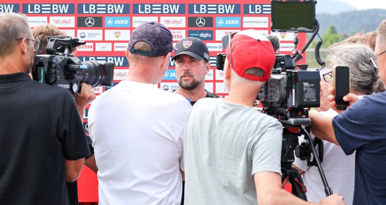 07.08.2026, Deutschland, Grassau, Fußball Bundesliga, Saison 2026 2027, Trainingslager VfB Stuttgart, VfB Trainer Sebastian Hoeneß im Interview