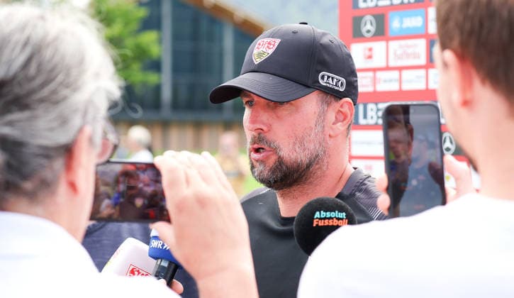 07.08.2026, Deutschland, Grassau, Fußball Bundesliga, Saison 2026 2027, Trainingslager VfB Stuttgart, VfB Trainer Sebastian Hoeneß im Interview