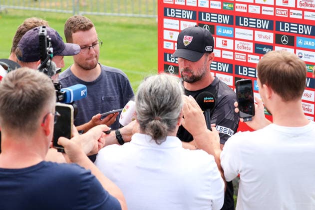 07.08.2026, Deutschland, Grassau, Fußball Bundesliga, Saison 2026 2027, Trainingslager VfB Stuttgart, VfB Trainer Sebastian Hoeneß im Interview