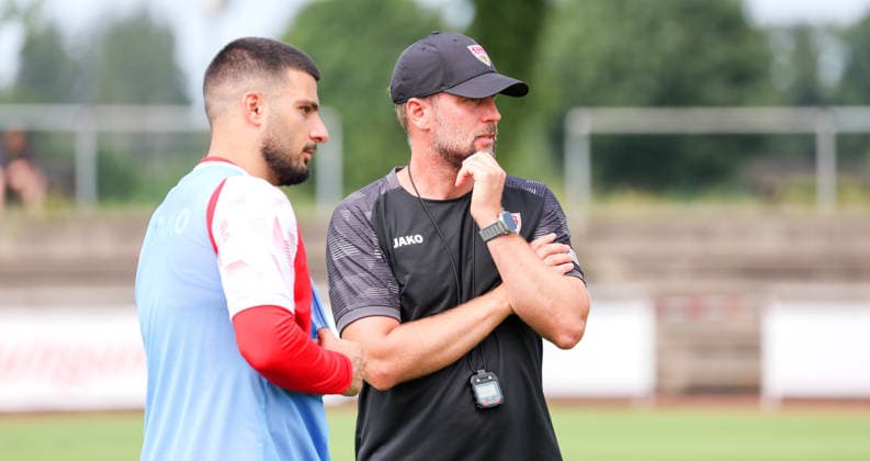 07.08.2026, Deutschland, Grassau, Fußball Bundesliga, Saison 2026 2027, Trainingslager VfB Stuttgart, v.l. Deniz Undav, VfB Trainer Sebastian Hoeneß