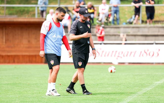 07.08.2026, Deutschland, Grassau, Fußball Bundesliga, Saison 2026 2027, Trainingslager VfB Stuttgart, v.l. Deniz Undav, VfB Trainer Sebastian Hoeneß