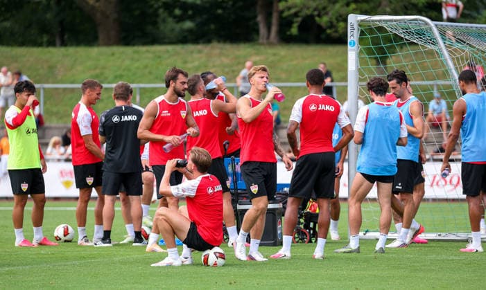 07.08.2026, Deutschland, Grassau, Fußball Bundesliga, Saison 2026 2027, Trainingslager VfB Stuttgart, Trinkpause, Finn Jeltsch