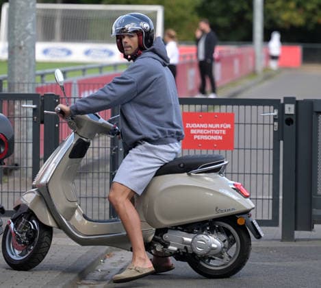 07.08.2026, xophax, Fussball 1.Bundesliga, 1.FC Koeln Training auf Platz 1 am Geissbockheim . Training der Profis vor dem Abendspiel gegen Real San Sebastian. Joel Schmied ( 1.FC Köln ) für mit Vespa - Roller zum Training. Kitzbühel