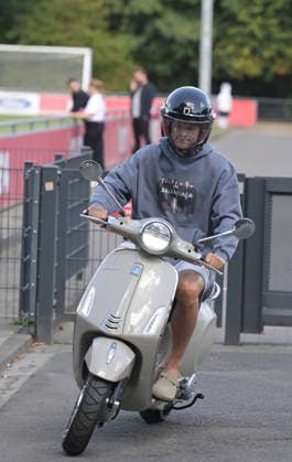 07.08.2026, xophax, Fussball 1.Bundesliga, 1.FC Koeln Training auf Platz 1 am Geissbockheim . Training der Profis vor dem Abendspiel gegen Real San Sebastian. Joel Schmied ( 1.FC Köln ) für mit Vespa - Roller zum Training. Kitzbühel