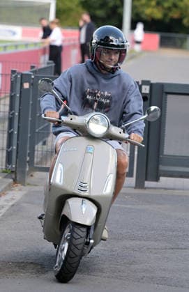 07.08.2026, xophax, Fussball 1.Bundesliga, 1.FC Koeln Training auf Platz 1 am Geissbockheim . Training der Profis vor dem Abendspiel gegen Real San Sebastian. Joel Schmied ( 1.FC Köln ) für mit Vespa - Roller zum Training. Kitzbühel
