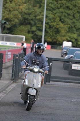 07.08.2026, xophax, Fussball 1.Bundesliga, 1.FC Koeln Training auf Platz 1 am Geissbockheim . Training der Profis vor dem Abendspiel gegen Real San Sebastian. Joel Schmied ( 1.FC Köln ) für mit Vespa - Roller zum Training. Kitzbühel