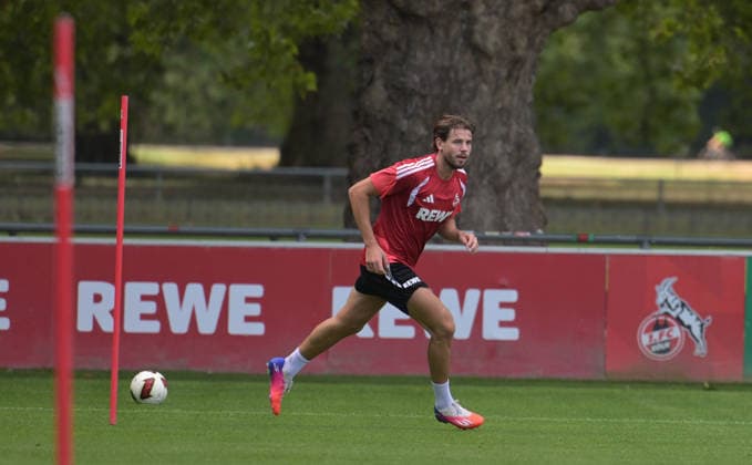 07.08.2026, xophax, Fussball 1.Bundesliga, 1.FC Koeln Training auf Platz 1 am Geissbockheim . Training der Profis vor dem Abendspiel gegen Real San Sebastian. Imad Rondic ( 1.FC Köln ) trainierte allein mit Co-Trainer Kevin McKenna. Kitzbühel