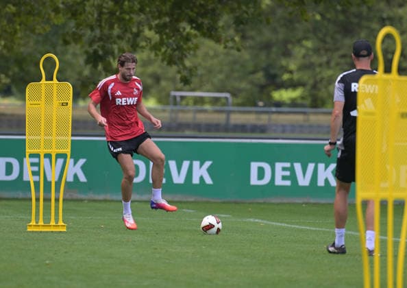 07.08.2026, xophax, Fussball 1.Bundesliga, 1.FC Koeln Training auf Platz 1 am Geissbockheim . Training der Profis vor dem Abendspiel gegen Real San Sebastian. Imad Rondin ( 1.FC Köln ) trainierte allein mit Co-Trainer Kevin McKenna. Kitzbühel