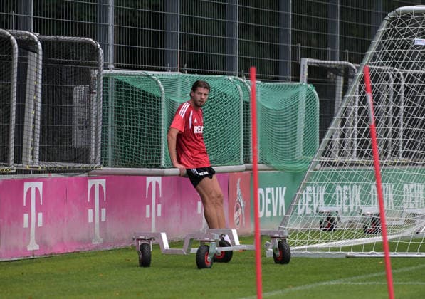 07.08.2026, xophax, Fussball 1.Bundesliga, 1.FC Koeln Training auf Platz 1 am Geissbockheim . Training der Profis vor dem Abendspiel gegen Real San Sebastian. Imad Rondic ( 1.FC Köln ) trainierte allein mit Co-Trainer Kevin McKenna. Kitzbühel