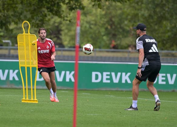07.08.2026, xophax, Fussball 1.Bundesliga, 1.FC Koeln Training auf Platz 1 am Geissbockheim . Training der Profis vor dem Abendspiel gegen Real San Sebastian. Imad Rondic ( 1.FC Köln ) trainierte allein mit Co-Trainer Kevin McKenna. Kitzbühel