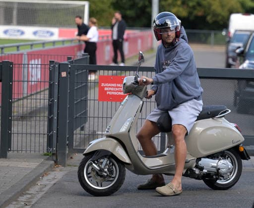 07.08.2026, xophax, Fussball 1.Bundesliga, 1.FC Koeln Training auf Platz 1 am Geissbockheim . Training der Profis vor dem Abendspiel gegen Real San Sebastian. Joel Schmied ( 1.FC Köln ) für mit Vespa - Roller zum Training. Kitzbühel