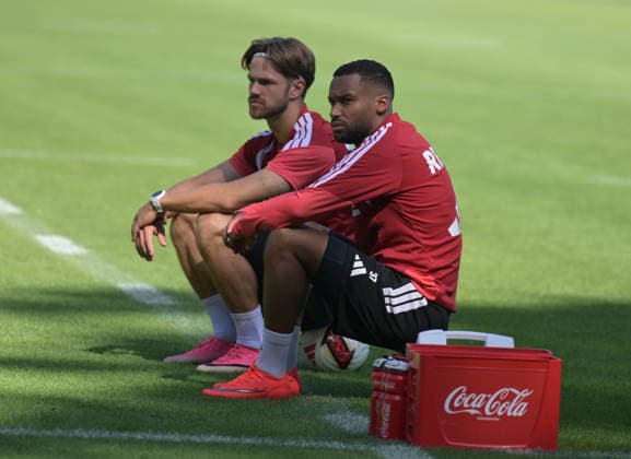 07.08.2026, xophax, Fussball 1.Bundesliga, 1.FC Koeln Training auf Platz 1 am Geissbockheim . Training der Profis vor dem Abendspiel gegen Real San Sebastian. Jan Thielmann , links und Linton Maina , rechts ( beide 1.FC Köln ) Kitzbühel