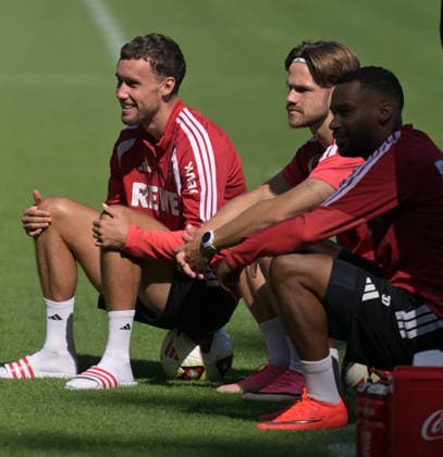 07.08.2026, xophax, Fussball 1.Bundesliga, 1.FC Koeln Training auf Platz 1 am Geissbockheim . Training der Profis vor dem Abendspiel gegen Real San Sebastian. V.l.n.rechts Luca Waldschmidt, Jan Thielmann , Linton Maina ( beide 1.FC Köln ) Kitzbühel