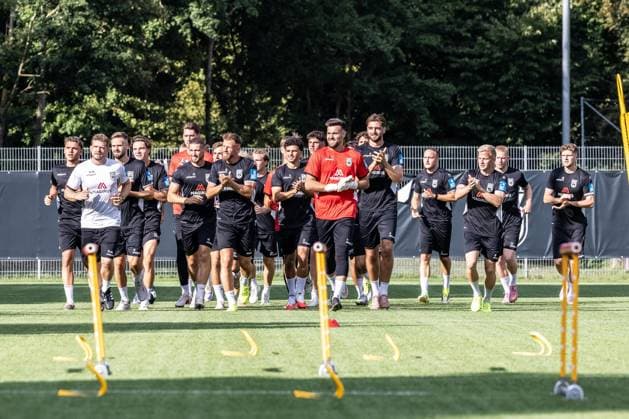 Abschlusstraining SSV Ulm 1846 Fußball vor dem ersten Ligaspiel in Stuttgart, Fussball, Training, Trainingsplatz Ulm 06.08.26 Team Mannschaft SSV Ulm 1846 Fußball beim einlaufen v.l. Tibet Erkan Sevik (SSV Ulm 1846 Fußball, 41, U19-Spieler), Dominik Mayer (SSV Ulm 1846 Fußball, Athletiktrainer), Lucas Röser (SSV Ulm 1846 Fußball, 09), Felix Vater (SSV Ulm 1846 Fußball, 24), Robin Mantel (SSV Ulm 1846 Fußball, 30), Dennis Chessa (SSV Ulm 1846 Fußball, 11), Johannes Jo Reichert (C, SSV Ulm 1846 Fußball, 05), Alexandre Azevedo (SSV Ulm 1846 Fußball, 03), Radomir Novakovic (SSV Ulm 1846 Fußball, 01), Daniel Hülsenbusch (SSV Ulm 1846 Fußball, 04), Alexandre Azevedo (SSV Ulm 1846 Fußball, 03), Per Lockl (SSV Ulm 1846 Fußball, 08), Leon Müller (SSV Ulm 1846 Fußball, 17), Steffen Meuer (SSV Ulm 1846 Fußball, 18) Abschlusstraining SSV Ulm 1846 Fußball vor dem ersten Ligaspiel in Stuttgart, Fussball, Training, Trainingsplatz Ulm 06.08.26 Foto: Lucca Fundel Ulm Trainingsplatz Baden-Württemberg Deutschland