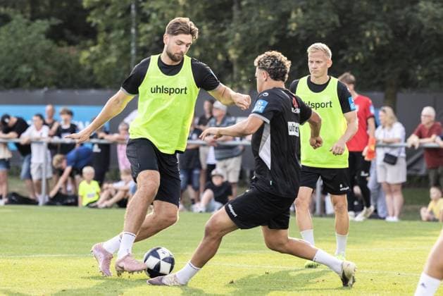 Abschlusstraining SSV Ulm 1846 Fußball vor dem ersten Ligaspiel in Stuttgart, Fussball, Training, Trainingsplatz Ulm 06.08.26 v.l. Daniel Hülsenbusch (SSV Ulm 1846 Fußball, 04), Tibet Erkan Sevik (SSV Ulm 1846 Fußball, 41, U19-Spieler) Abschlusstraining SSV Ulm 1846 Fußball vor dem ersten Ligaspiel in Stuttgart, Fussball, Training, Trainingsplatz Ulm 06.08.26 Foto: Lucca Fundel Ulm Trainingsplatz Baden-Württemberg Deutschland