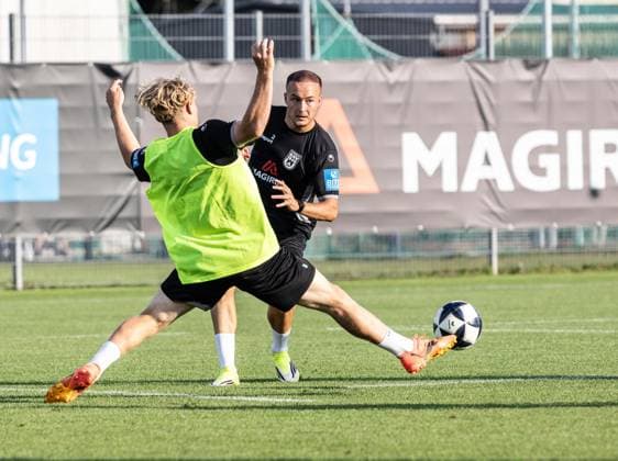 Abschlusstraining SSV Ulm 1846 Fußball vor dem ersten Ligaspiel in Stuttgart, Fussball, Training, Trainingsplatz Ulm 06.08.26 v.l. Benedikt Ehe (SSV Ulm 1846 Fußball, 06), Mattis Hoppe (SSV Ulm 1846 Fußball, 02) Abschlusstraining SSV Ulm 1846 Fußball vor dem ersten Ligaspiel in Stuttgart, Fussball, Training, Trainingsplatz Ulm 06.08.26 Foto: Lucca Fundel Ulm Trainingsplatz Baden-Württemberg Deutschland