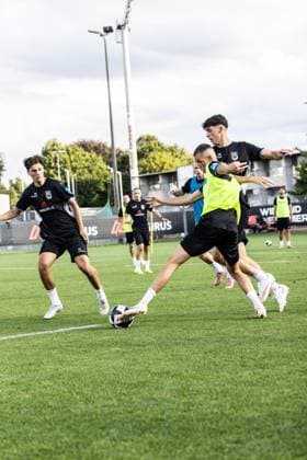 Abschlusstraining SSV Ulm 1846 Fußball vor dem ersten Ligaspiel in Stuttgart, Fussball, Training, Trainingsplatz Ulm 06.08.26 v.l. Karl Kempf (SSV Ulm 1846 Fußball, 14), Simun Birkic (SSV Ulm 1846 Fußball, 16), Mateo Mrden (SSV Ulm 1846 Fußball, 28) Abschlusstraining SSV Ulm 1846 Fußball vor dem ersten Ligaspiel in Stuttgart, Fussball, Training, Trainingsplatz Ulm 06.08.26 Foto: Lucca Fundel Ulm Trainingsplatz Baden-Württemberg Deutschland