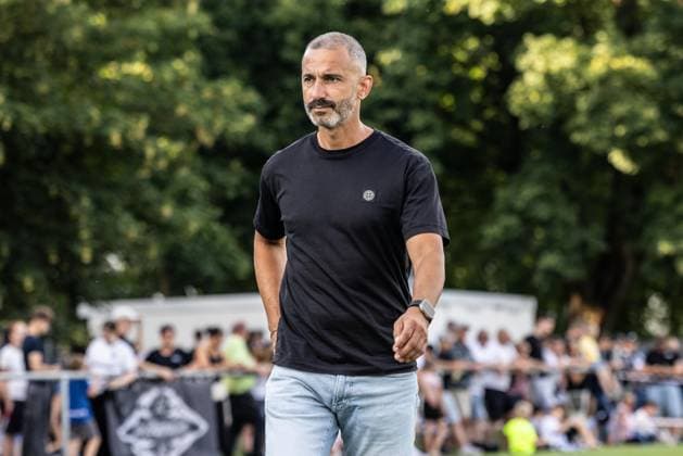 Abschlusstraining SSV Ulm 1846 Fußball vor dem ersten Ligaspiel in Stuttgart, Fussball, Training, Trainingsplatz Ulm 06.08.26 Freisteller Einzelbild Portrait Porträt Murat Isik (SSV Ulm 1846 Fußball, Sportdirektor) Abschlusstraining SSV Ulm 1846 Fußball vor dem ersten Ligaspiel in Stuttgart, Fussball, Training, Trainingsplatz Ulm 06.08.26 Foto: Lucca Fundel Ulm Trainingsplatz Baden-Württemberg Deutschland