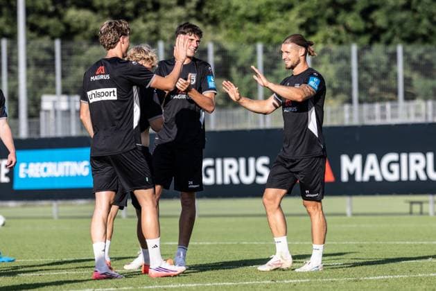Abschlusstraining SSV Ulm 1846 Fußball vor dem ersten Ligaspiel in Stuttgart, Fussball, Training, Trainingsplatz Ulm 06.08.26 v.l. Oliver Wähling (SSV Ulm 1846 Fußball, 10), Mateo Mrden (SSV Ulm 1846 Fußball, 28), Dennis Chessa (SSV Ulm 1846 Fußball, 11) Abschlusstraining SSV Ulm 1846 Fußball vor dem ersten Ligaspiel in Stuttgart, Fussball, Training, Trainingsplatz Ulm 06.08.26 Foto: Lucca Fundel Ulm Trainingsplatz Baden-Württemberg Deutschland