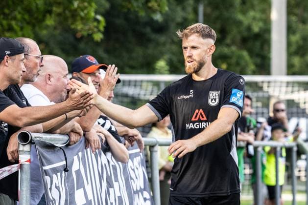 Abschlusstraining SSV Ulm 1846 Fußball vor dem ersten Ligaspiel in Stuttgart, Fussball, Training, Trainingsplatz Ulm 06.08.26 Abklatschen bei den Fans Johannes Jo Reichert (C, SSV Ulm 1846 Fußball, 05) Abschlusstraining SSV Ulm 1846 Fußball vor dem ersten Ligaspiel in Stuttgart, Fussball, Training, Trainingsplatz Ulm 06.08.26 Foto: Lucca Fundel Ulm Trainingsplatz Baden-Württemberg Deutschland