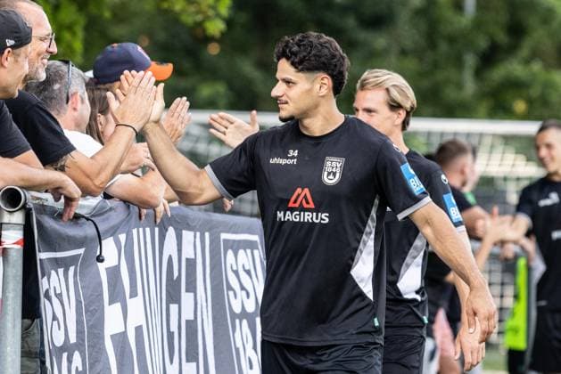 Abschlusstraining SSV Ulm 1846 Fußball vor dem ersten Ligaspiel in Stuttgart, Fussball, Training, Trainingsplatz Ulm 06.08.26 Autogrammkarten und Selfies nach Trainingsende für die Ulmer Fans. Halim EroÄülu (SSV Ulm 1846 Fußball, 34) Abschlusstraining SSV Ulm 1846 Fußball vor dem ersten Ligaspiel in Stuttgart, Fussball, Training, Trainingsplatz Ulm 06.08.26 Foto: Lucca Fundel Ulm Trainingsplatz Baden-Württemberg Deutschland