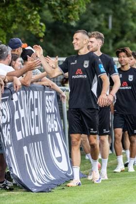 Abschlusstraining SSV Ulm 1846 Fußball vor dem ersten Ligaspiel in Stuttgart, Fussball, Training, Trainingsplatz Ulm 06.08.26 Autogrammkarten und Selfies nach Trainingsende für die Ulmer Fans. Simun Birkic (SSV Ulm 1846 Fußball, 16) Abschlusstraining SSV Ulm 1846 Fußball vor dem ersten Ligaspiel in Stuttgart, Fussball, Training, Trainingsplatz Ulm 06.08.26 Foto: Lucca Fundel Ulm Trainingsplatz Baden-Württemberg Deutschland