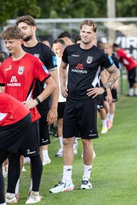Abschlusstraining SSV Ulm 1846 Fußball vor dem ersten Ligaspiel in Stuttgart, Fussball, Training, Trainingsplatz Ulm 06.08.26 Autogrammkarten und Selfies nach Trainingsende für die Ulmer Fans. Tim Schmidt (SSV Ulm 1846 Fußball, 27) Abschlusstraining SSV Ulm 1846 Fußball vor dem ersten Ligaspiel in Stuttgart, Fussball, Training, Trainingsplatz Ulm 06.08.26 Foto: Lucca Fundel Ulm Trainingsplatz Baden-Württemberg Deutschland