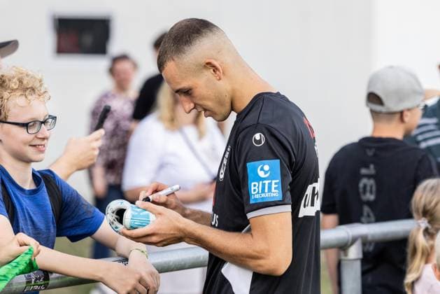 Abschlusstraining SSV Ulm 1846 Fußball vor dem ersten Ligaspiel in Stuttgart, Fussball, Training, Trainingsplatz Ulm 06.08.26 Autogrammkarten und Selfies nach Trainingsende für die Ulmer Fans. Simun Birkic (SSV Ulm 1846 Fußball, 16) Abschlusstraining SSV Ulm 1846 Fußball vor dem ersten Ligaspiel in Stuttgart, Fussball, Training, Trainingsplatz Ulm 06.08.26 Foto: Lucca Fundel Ulm Trainingsplatz Baden-Württemberg Deutschland