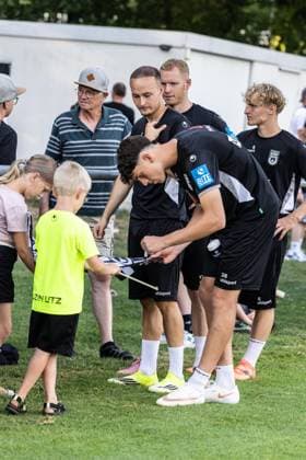 Abschlusstraining SSV Ulm 1846 Fußball vor dem ersten Ligaspiel in Stuttgart, Fussball, Training, Trainingsplatz Ulm 06.08.26 Autogrammkarten und Selfies nach Trainingsende für die Ulmer Fans. Mateo Mrden (SSV Ulm 1846 Fußball, 28) Abschlusstraining SSV Ulm 1846 Fußball vor dem ersten Ligaspiel in Stuttgart, Fussball, Training, Trainingsplatz Ulm 06.08.26 Foto: Lucca Fundel Ulm Trainingsplatz Baden-Württemberg Deutschland