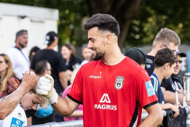 Abschlusstraining SSV Ulm 1846 Fußball vor dem ersten Ligaspiel in Stuttgart, Fussball, Training, Trainingsplatz Ulm 06.08.26 Autogrammkarten und Selfies nach Trainingsende für die Ulmer Fans. Radomir Novakovic (SSV Ulm 1846 Fußball, 01) Abschlusstraining SSV Ulm 1846 Fußball vor dem ersten Ligaspiel in Stuttgart, Fussball, Training, Trainingsplatz Ulm 06.08.26 Foto: Lucca Fundel Ulm Trainingsplatz Baden-Württemberg Deutschland