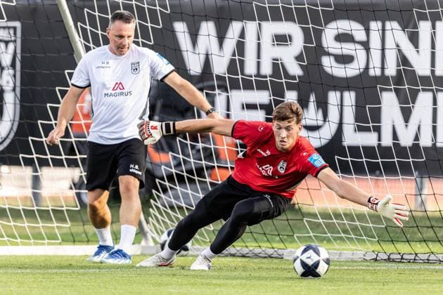 Abschlusstraining SSV Ulm 1846 Fußball vor dem ersten Ligaspiel in Stuttgart, Fussball, Training, Trainingsplatz Ulm 06.08.26 v.l. Holger Betz (SSV Ulm 1846 Fußball, Torwarttrainer), Robin Mantel (SSV Ulm 1846 Fußball, 30) Abschlusstraining SSV Ulm 1846 Fußball vor dem ersten Ligaspiel in Stuttgart, Fussball, Training, Trainingsplatz Ulm 06.08.26 Foto: Lucca Fundel Ulm Trainingsplatz Baden-Württemberg Deutschland