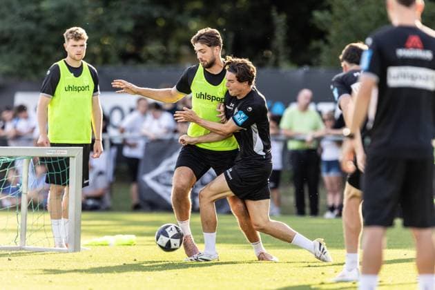 Abschlusstraining SSV Ulm 1846 Fußball vor dem ersten Ligaspiel in Stuttgart, Fussball, Training, Trainingsplatz Ulm 06.08.26 v.l. Daniel Hülsenbusch (SSV Ulm 1846 Fußball, 04), Felix Vater (SSV Ulm 1846 Fußball, 24) Abschlusstraining SSV Ulm 1846 Fußball vor dem ersten Ligaspiel in Stuttgart, Fussball, Training, Trainingsplatz Ulm 06.08.26 Foto: Lucca Fundel Ulm Trainingsplatz Baden-Württemberg Deutschland