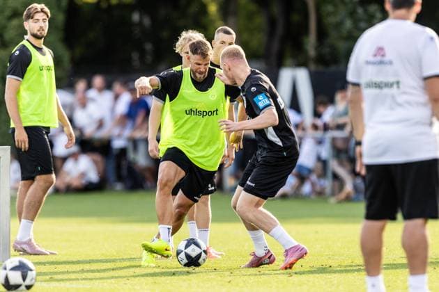 Abschlusstraining SSV Ulm 1846 Fußball vor dem ersten Ligaspiel in Stuttgart, Fussball, Training, Trainingsplatz Ulm 06.08.26 v.l. Johannes Jo Reichert (C, SSV Ulm 1846 Fußball, 05), Leon Müller (SSV Ulm 1846 Fußball, 17) Abschlusstraining SSV Ulm 1846 Fußball vor dem ersten Ligaspiel in Stuttgart, Fussball, Training, Trainingsplatz Ulm 06.08.26 Foto: Lucca Fundel Ulm Trainingsplatz Baden-Württemberg Deutschland