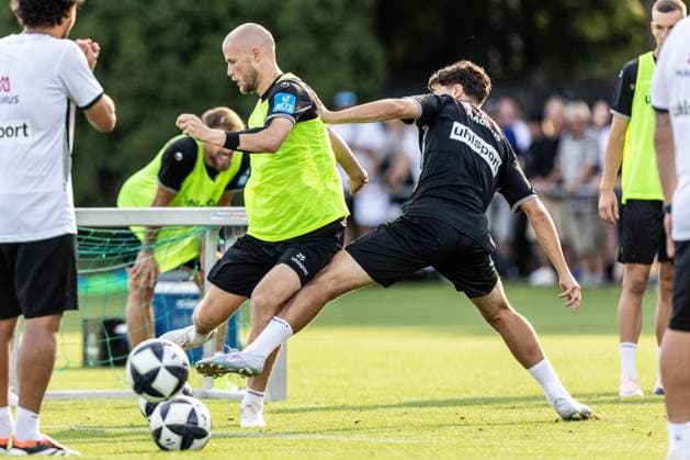 Abschlusstraining SSV Ulm 1846 Fußball vor dem ersten Ligaspiel in Stuttgart, Fussball, Training, Trainingsplatz Ulm 06.08.26 v.l. Marcel Seegert (SSV Ulm 1846 Fußball, 25), Karl Kempf (SSV Ulm 1846 Fußball, 14) Abschlusstraining SSV Ulm 1846 Fußball vor dem ersten Ligaspiel in Stuttgart, Fussball, Training, Trainingsplatz Ulm 06.08.26 Foto: Lucca Fundel Ulm Trainingsplatz Baden-Württemberg Deutschland