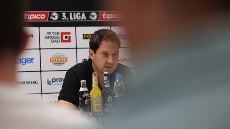 07.08.2026, xrekx, Fussball 3.Liga, 1. FC Saarbruecken - Pressekonferenz mit Sportvorstand Markus Thiele v.l. Argirios Giannikis Trainer (1.FC Saarbruecken) (DFL DFB REGULATIONS PROHIBIT ANY USE OF PHOTOGRAPHS as IMAGE SEQUENCES and or QUASI-VIDEO) Saarbruecken