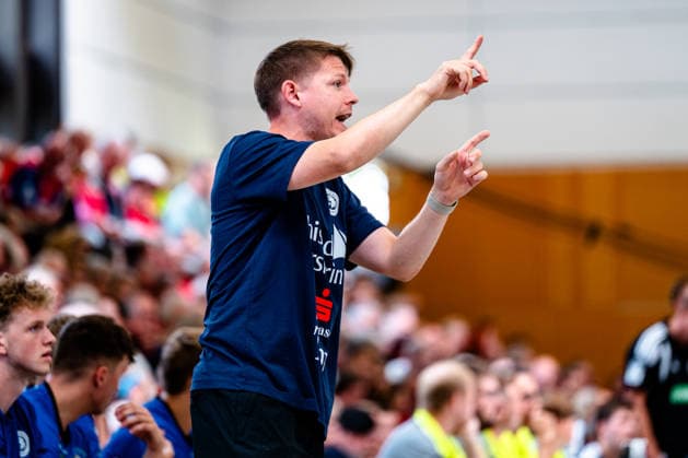 07.08.2026, xdobgx, Handball Heide-Cup 2026, TSV Hannover-Burgdorf - Mors Thy Handball v.l. Dennis Bo Jensen (Mors-Thy Handbold, Cheftrainer) gibt Anweisungen, gestikuliert mit den Armen, gesticulate, gives instructions
