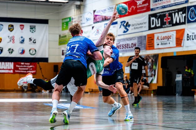 07.08.2026, xdobgx, Handball Heide-Cup 2026, TSV Hannover-Burgdorf - Mors Thy Handball v.l. Simon Skovhus Jensen (Mors-Thy Handbold, 27), Leif Tissier (TSV Hannover-Burgdorf, 7) am Ball, plays the ball, Silas Overby (Mors-Thy Handbold, 36) Zweikampf, Duell, Kampf, tackle