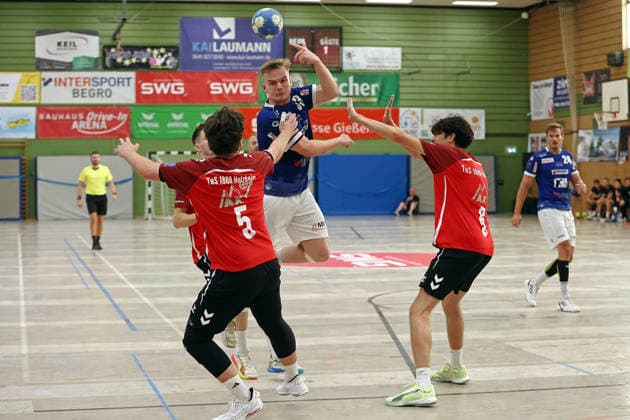 07.08.2026, xovx, Handball Lindencup, TuS Holzheim - HSG Pohlheim v.l. Finn Langenau (TuS Holzheim), Florentin Datz (HSG Pohlheim), Maxim Hölzer (TuS Holzheim) Linden Stadthalle Hessen Deutschland (DE)