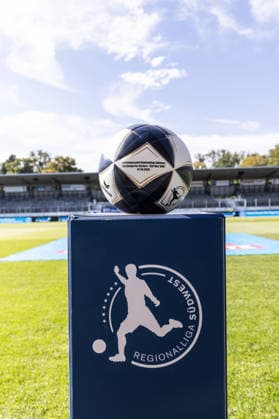 SV Stuttgarter Kickers vs. SSV Ulm 1846 Fußball, Fussball, Regionalliga, 1. Spieltag, GAZI-Stadion auf der Waldau Stuttgart 07.08.26 Spielball Regionalliga Südwest 2026-2027 für das Eröffnungsspiel SV Stuttgarter Kickers vs. SSV Ulm 1846 Fußball SV Stuttgarter Kickers vs. SSV Ulm 1846 Fußball, Fussball, Regionalliga, 1. Spieltag, GAZI-Stadion auf der Waldau Stuttgart 07.08.26 Foto: Lucca Fundel Stuttgart GAZI-Stadion auf der Waldau Baden-Württemberg Deutschland